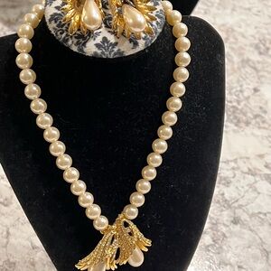 Elegant Pearl and Gold Necklace Set